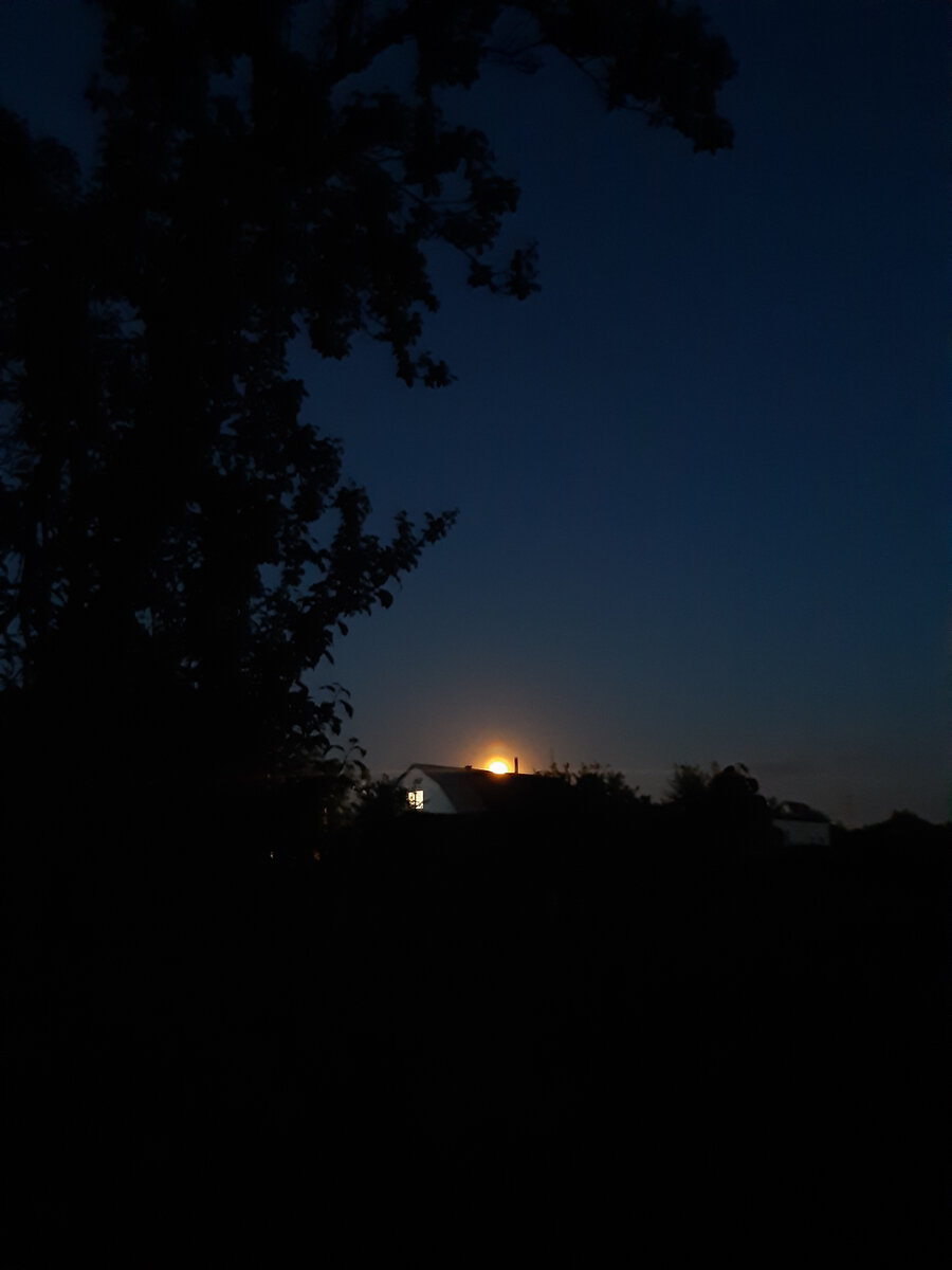 На фото суперлуние. Искала что-то, что по атмосфере подойдёт к написанному ниже.