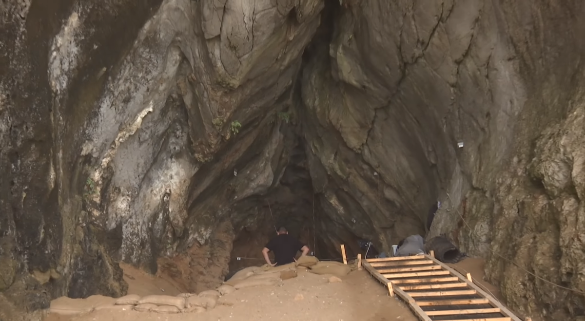 На входе установлена лестница для рабочих. Туристов сюда пока не пускают