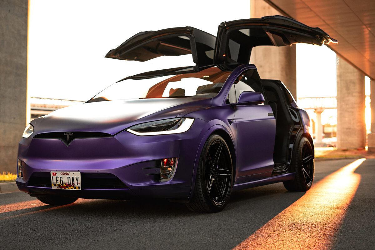 Tesla model x фиолетовая