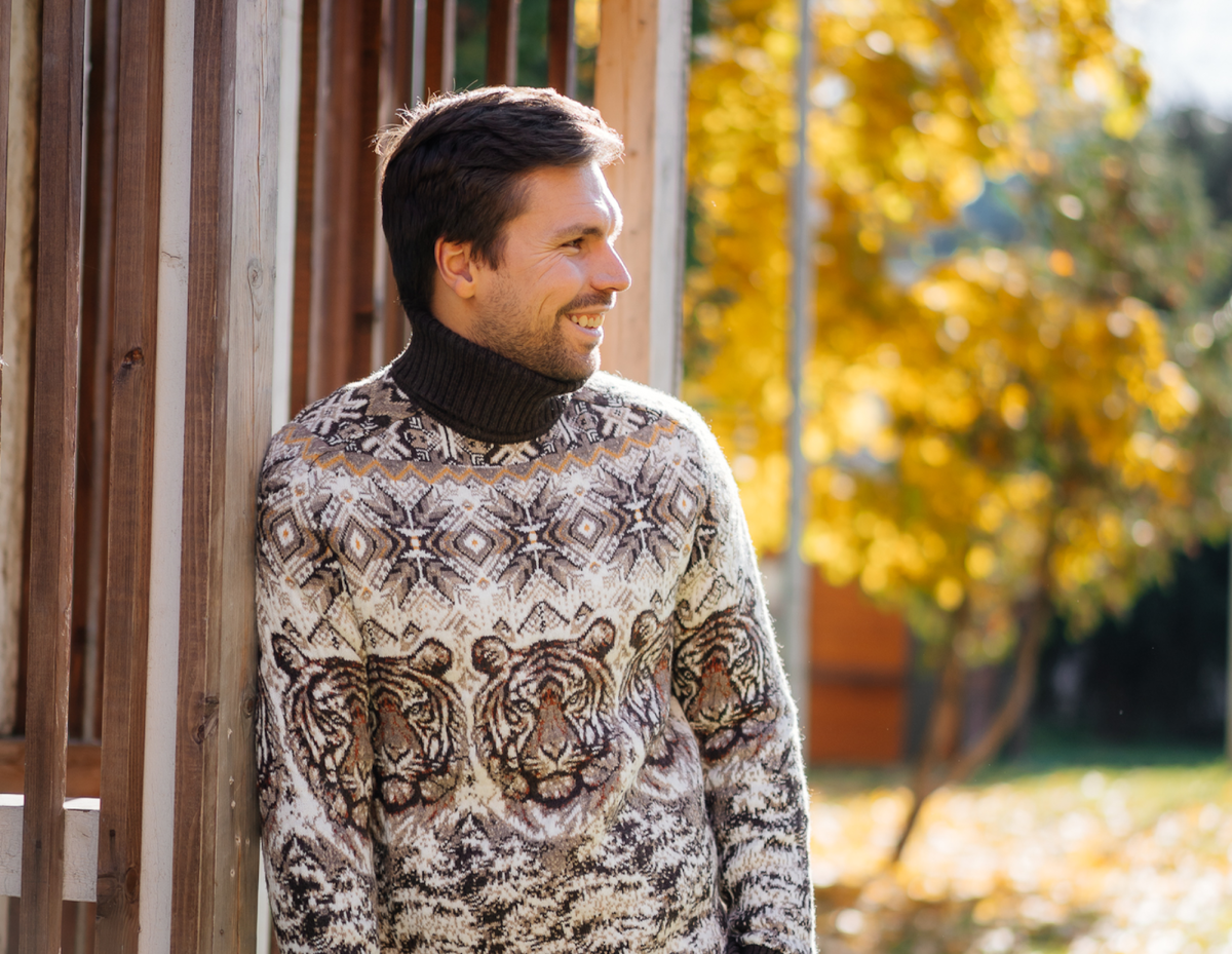 Теплый красивый свитер — отличный подарок, особенно зимой