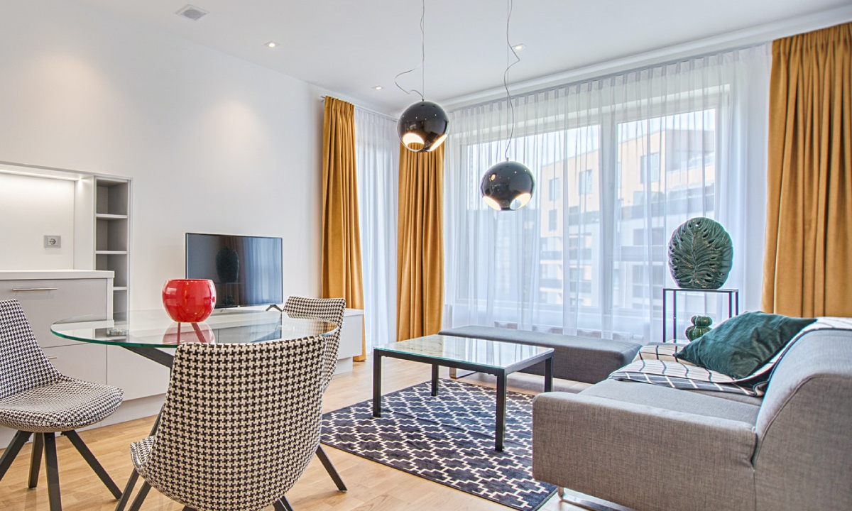 Фото – пример правильно оформленной комнаты с модными шторами