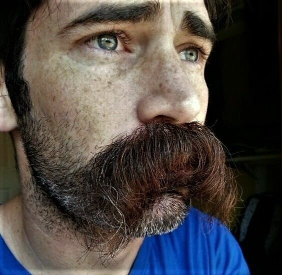 Это, конечно, не Ясон. Это незнакомый мужик в Ясоновых усах