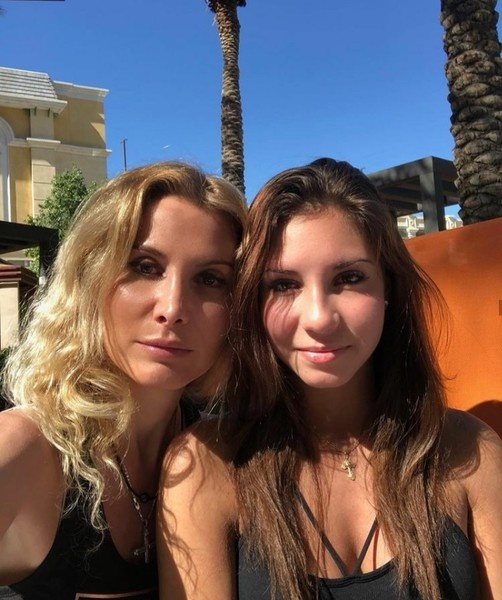 Тутберидзе поддерживает дочь и часто помогает ей советом 