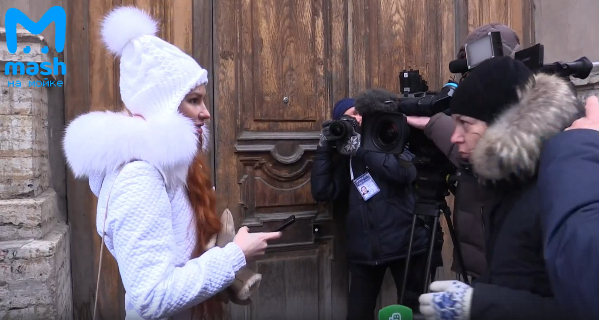 Девушка Хованского Мария Нелюбова перед судебным заседанием по его делу возле здания Куйбышевского районного суда Санкт-Петербурга. 29.12.2021