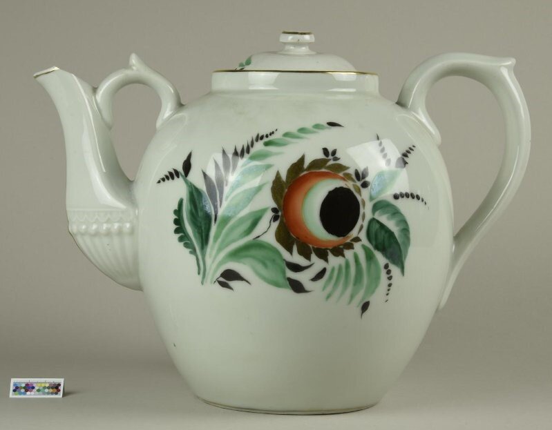 Сергей Чехонин (эскиз). Чайник в 1/4 ведра («трактирный»). 1920-е. Дулёво. Высота 25,5 см. Государственный исторический музей / 8562 фф. Госкаталог: 20031071. Источник: goskatalog.ru