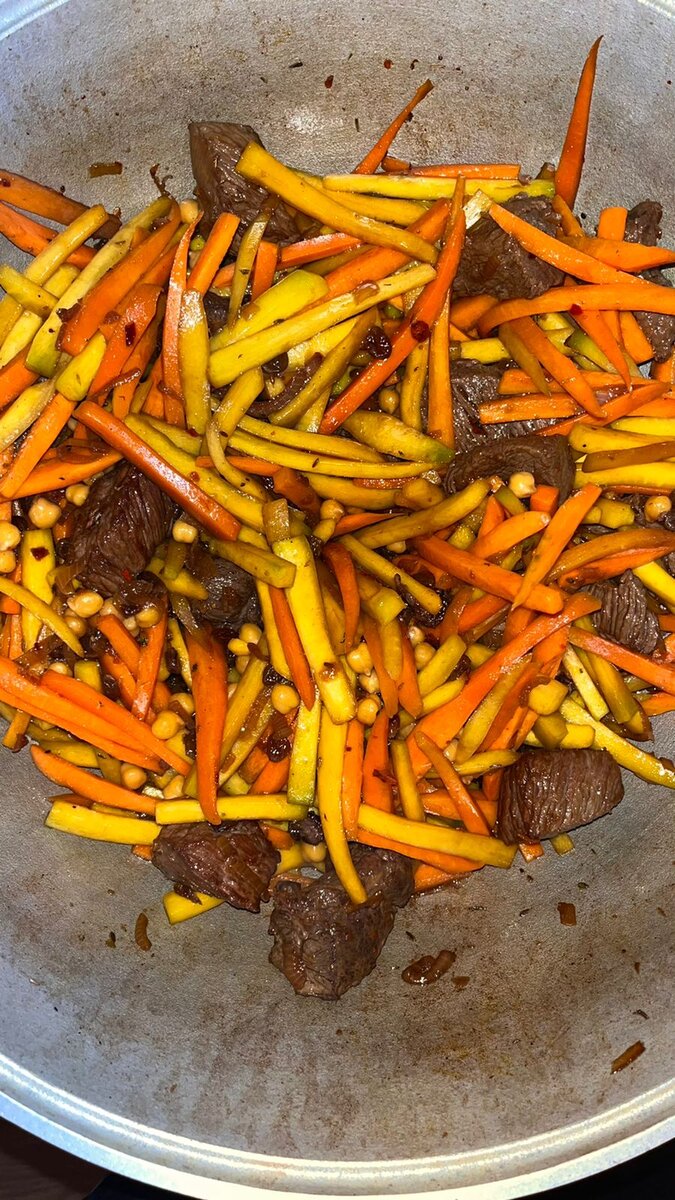 ПРОДУКТЫ
ДЛЯ БЛЮДА
Порций 8

Курица	1000 г
Рис	1000 г
Репчатый лук	4 шт. = 528 г
Чеснок	2 головка = 100 г
Острый стручковый зеленый перец	2 шт. = 40 г
Зира / Кумин	 по вкусу
Специи	 по вкусу
Черный перец молотый	 по вкусу
Растительное масло	250 мл = 250 г
СДЕЛАТЬ ПОЛЕЗНЕЕ
Для уменьшения калорийности используйте мясо курицы. Продукты выбирайте качественные продукты для приготовления.
ПОДГОТОВИТЬСЯ
Подготовьте все продукты для плова. Нарежьте мясо кусочками. Лук нарежьте кубиками, а морковь крупными брусочками. Подготовьте казан для готовки.
НАЧАТЬ ГОТОВИТЬ
1
Обжаривайте лук на растительном масле в слегка разогретом казане. Добавьте мясо и обжаривайте почти до готовности. Далее поместите морковь и обжаривайте, посолите и добавьте специи.
2
Хорошо промойте рис и добавьте в казан, залейте кипятком так, чтобы воды покрывала рис на 2 см. Главное не переборщить с водой, потому что если ее будет много, то рис точно переварится. Доведите до кипения, но не накрывая крышкой. Попробуйте хватает ли соли, если нет, досалите.
3
Как только все закипит, добавьте целые головки очищенного чеснока и стручки перца. Огонь уменьшите до минимума, прикройте крышкой и оставьте на 20 минут. По истечению времени проверьте готовность риса, если он еще сырой и воды уже нет, то долейте немного горячей воды и накройте крышкой. Рис у вас не должен получиться слишком мягким.
4
Выключайте огонь и дайте постоять плову 20 минут.
ПРОИЗВЕСТИ ВПЕЧАТЛЕНИЕ
Можете украсить плов сверху зеленью и положить головку чеснока.