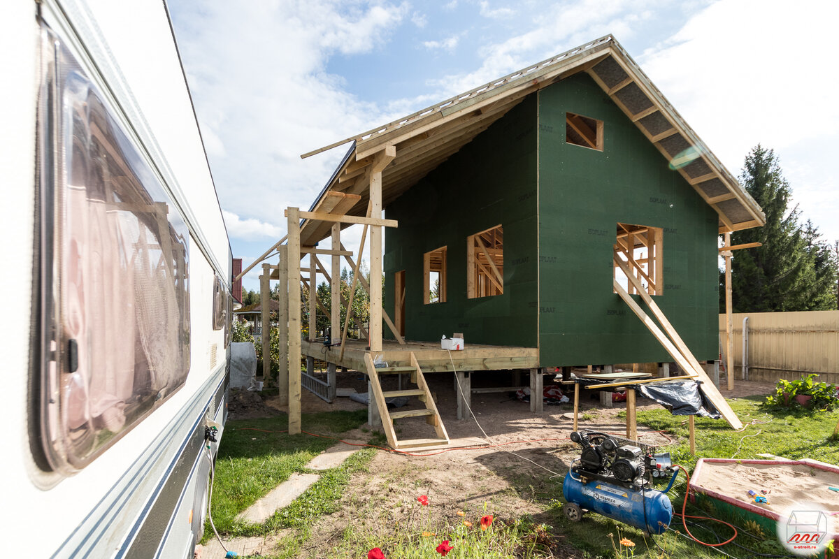 Стены обшиты ветрозащитными плитами Isoplaat