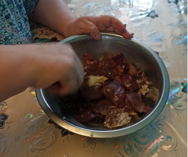 нарезанную печень заправляем специями и ставим мариноваться