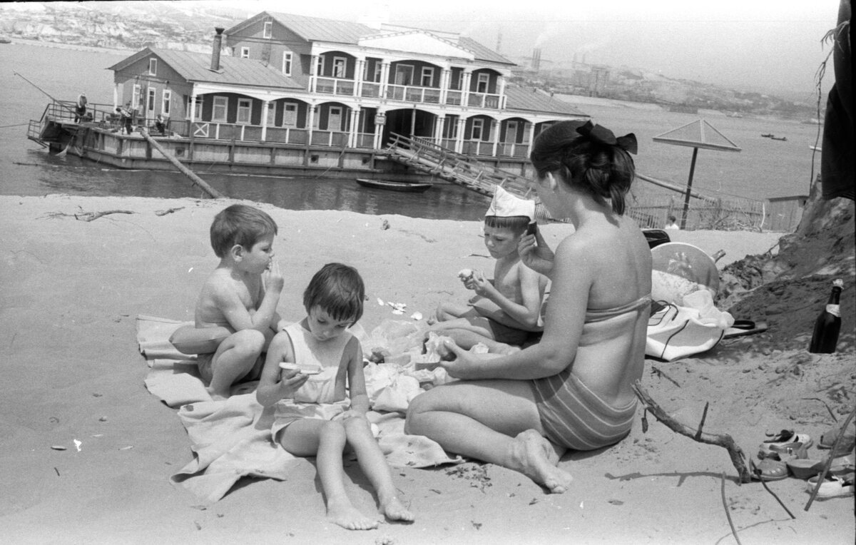 ( Ю.Мещеряков. Фото 1963 года. Фото используется в спектакле "Дебаркадер") 