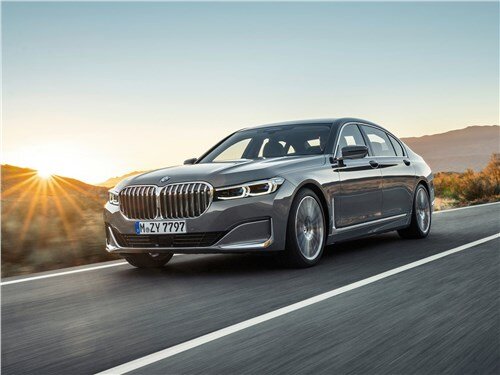 Впервые, BMW 7 series предстала перед широкой публикой 16 января 2019 года. Её официальные продажи стартуют уже весной, причем не только в западных странах, но и в России. Новинка является первым рестайлингом шестого поколения, дебютировавшего еще в 2015 году. Модель получила богатую моторную гамму, роскошный интерьер, широкий список опций и дизайн. Новый фирменный стиль баварского производителя сложно с чем- то перепутать. Ноздри решетки радиатора получили просто огромные размеры и практически слились воедино. Они заходят на капот и получили более редкое, но рельефное оребрение. Фары головного освещения ощутимо сузились. Они сохранили фамильную компоновку с четырьмя фокусирующими линзами и обрамлением из тонкой ленты светодиодных ходовых огней. Внизу, на переднем бампере, можно увидеть довольно необычный разрез воздухозаборника прикрытый черной решеткой. К нему примыкают L-образные хромированные накладки. Задняя часть получила более спокойное оформление. В глаза бросаются крупные стоп-сигналы, соединенные тонкой перемычкой и парочка огромных патрубков выхлопной системы.

РАЗМЕРЫ
БМВ 7 серии- это полноразмерный четырехдверный седан премиального класса. Его габаритные размеры составляют: длина 5120 мм, ширина 1902 мм, высота 1467 мм, а колесная база- 3070 мм. Величина дорожного просвета напрямую зависит от режима работы пневматической подвески. В нижнем положении, между днищем и полотном остается примерно 135 миллиметров. Само шасси досталось от дореформенной модели, однако, получило другие настройки. Размер багажника, как и прежде, позволяет взять с собой все необходимое. Трехобъемный кузов способен вместить до 515 литров поклажи.

ТЕХНИЧЕСКИЕ ХАРАКТЕРИСТИКИ
Для отечественного рынка, производитель подготовил пять различных силовых агрегатов, модернизированные автоматические коробки ZF, а также задний или фирменный полный привод xDrive.

Базовыми моторами BMW 7 series являются рядные бензиновые четверки с турбонаддувом. Они выдают 249 лошадиных сил и устанавливаются исключительно на версии с задним приводом. В такой комплектации, седан наберет сотню за 6,2 секунды, имеет электронный ограничитель скорости на отметке в 250 км/ч и расходует около 7 литров бензина на сто километров пути. Топовым агрегатом является настоящий V8 на 4,4 литра. Благодаря двум турбокомпрессорам, он выдает 530 лошадей, способен разогнать автомобиль до 100 км/ч всего за 4 секунды и потребляет около 9,5 литров в том же режиме.

Дизельная линейка 7 серии представлена рядными шестерками с турбонаддувом и непосредственным впрыском. В зависимости от варианта исполнения, отдача такого агрегата может составлять 249, 320 или 400 лошадиных сил. Ускорение с 0 до 100 км/ч составит 5,8, 5,3 и 4,6 секунды соответственно, а расход- около 6 литров солярки на 100 км в комбинированном цикле. Как и на всех остальных версиях, максимальная скорость ограничена на отметке 250 км/ч.