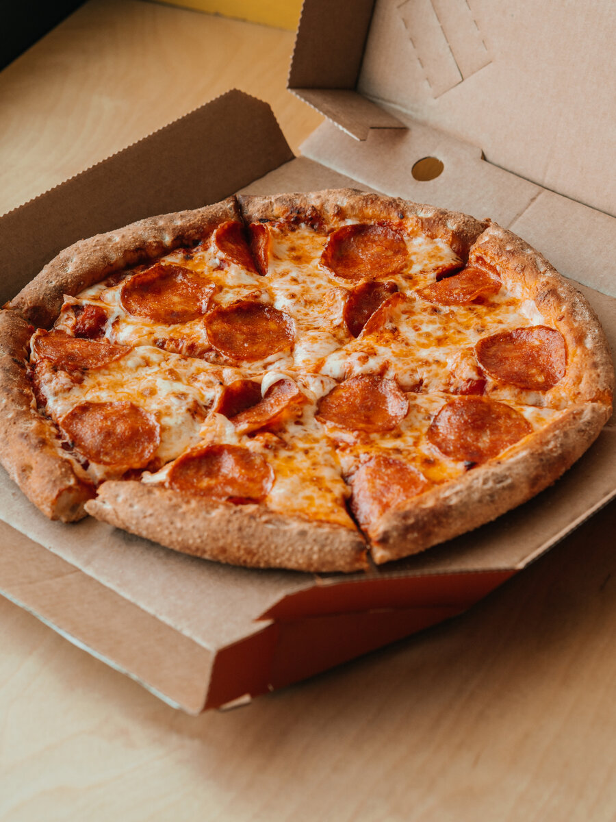 Наша классика - пицца Пепперони.