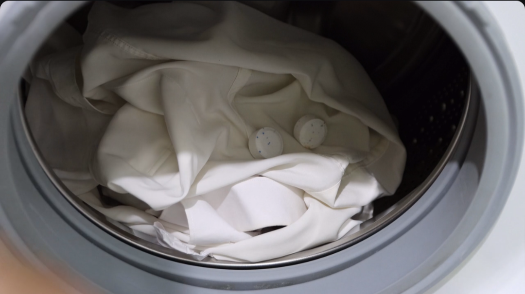 Рубашки заискрятся белизной: как за 1 час отбелить белые вещи без замачивания, застирывания - прямо в стиральной машине.