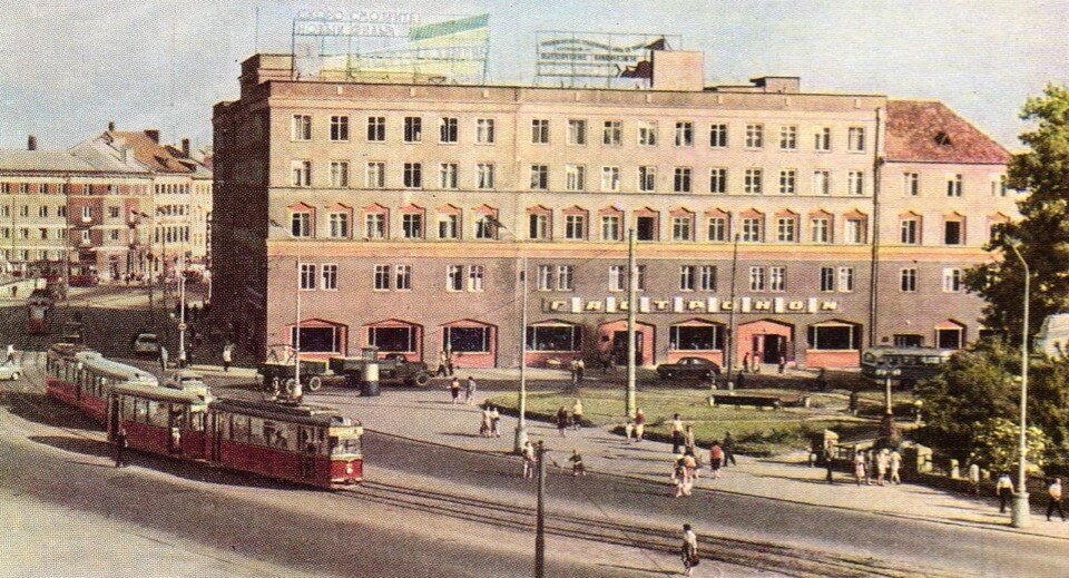     Мемориальную бронзу пустили на запчасти для таких трамваев.  Архив автора