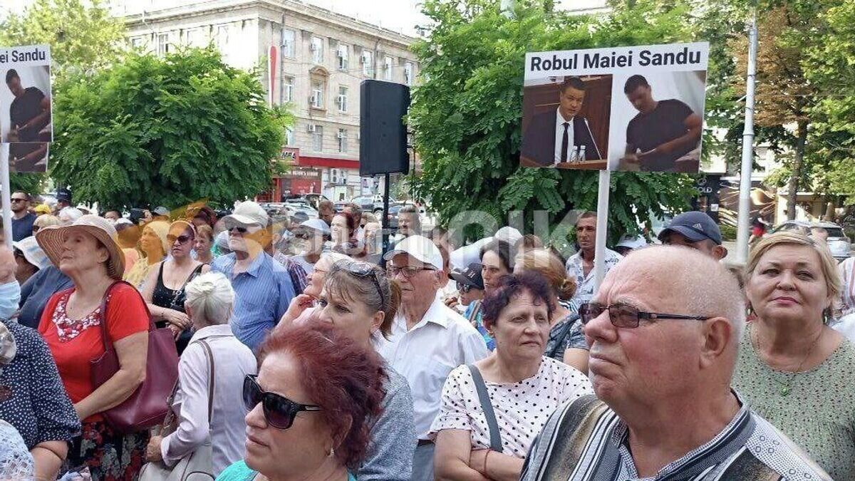    Сторонники и члены Партии "Шор" пикетируют в пятницу здание Генеральной прокуратуры Молдовы в поддержку Марины Таубер© Sputnik