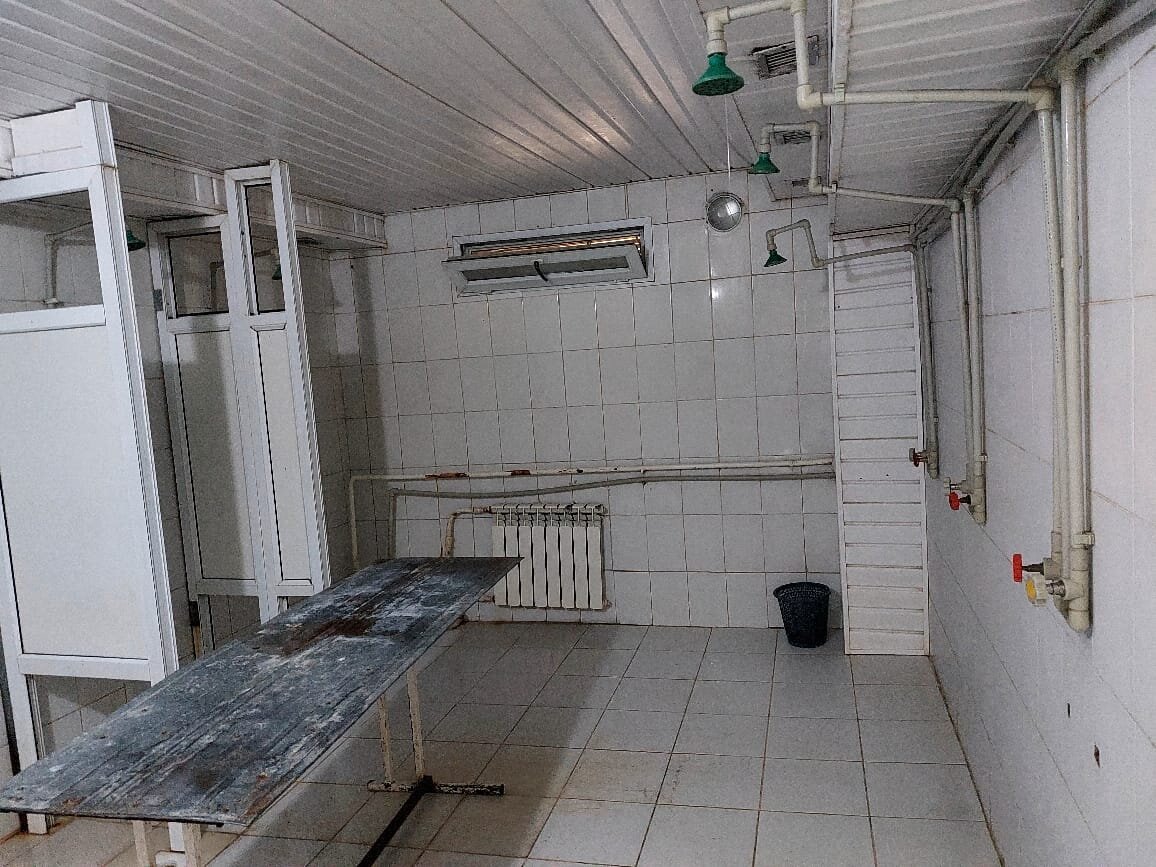 Разбитые окна, решётки и свалка: в каких общежитиях живут студенты Алматы
