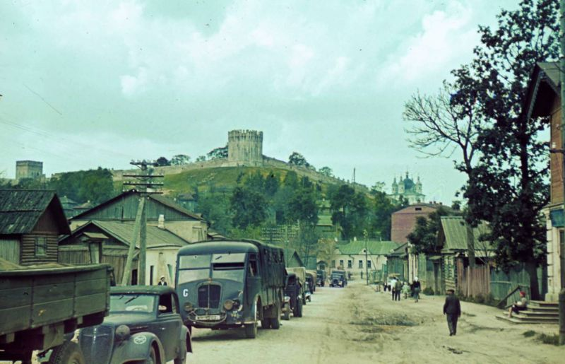 Колонна немецких автомобилей на улице оккупированного Смоленска, август 1941 года