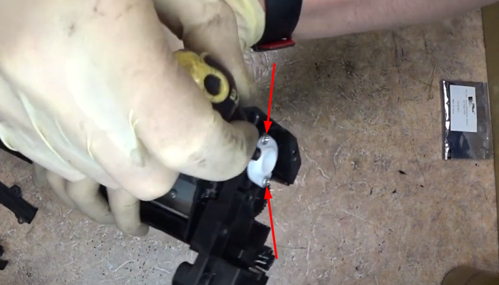 Фото 24. Снимаем фиксатор с одной стороны