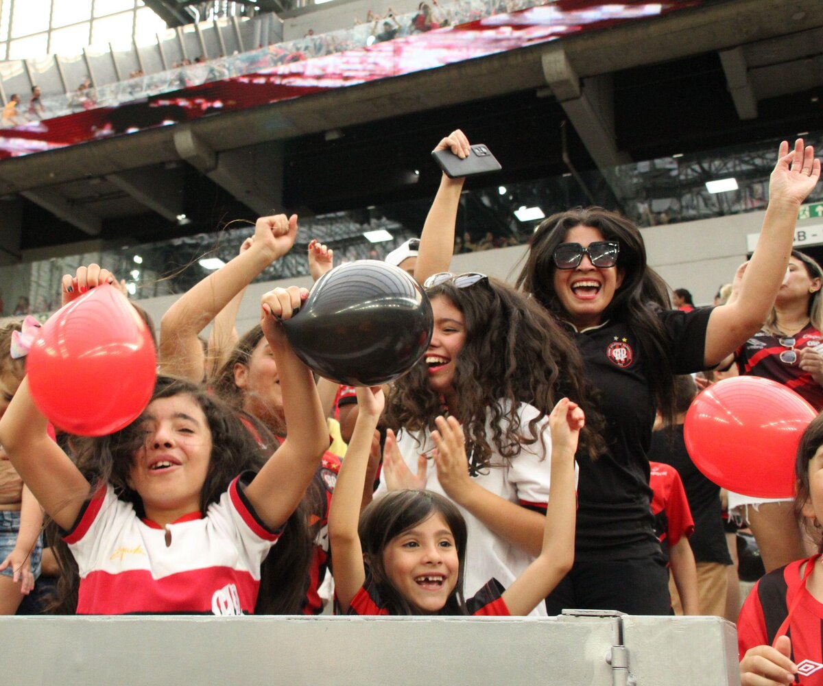     Десятки тысяч женщин и детей пришли на матчи бразильских футбольных команд — из-за запрета на посещение стадионов мужчинами после массовой драки