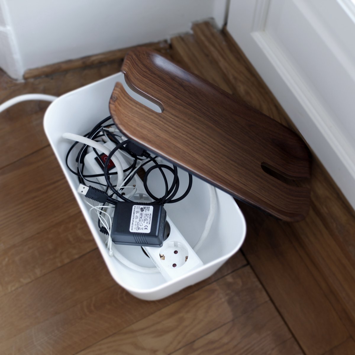 Incluso un interior bien diseñado pierde su encanto cuando nuestra mirada se posa en la maraña de cables debajo de la mesa o en los cables que suben por las paredes o cuelgan de la parte posterior del televisor.-11