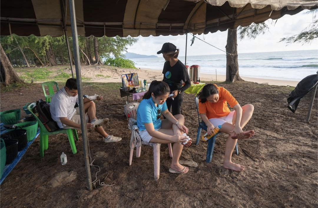 Ходить по всем западным пляжам Пхукета теперь небезопасно, мазут повсюду. Фото группы Sustainable Mai Khao