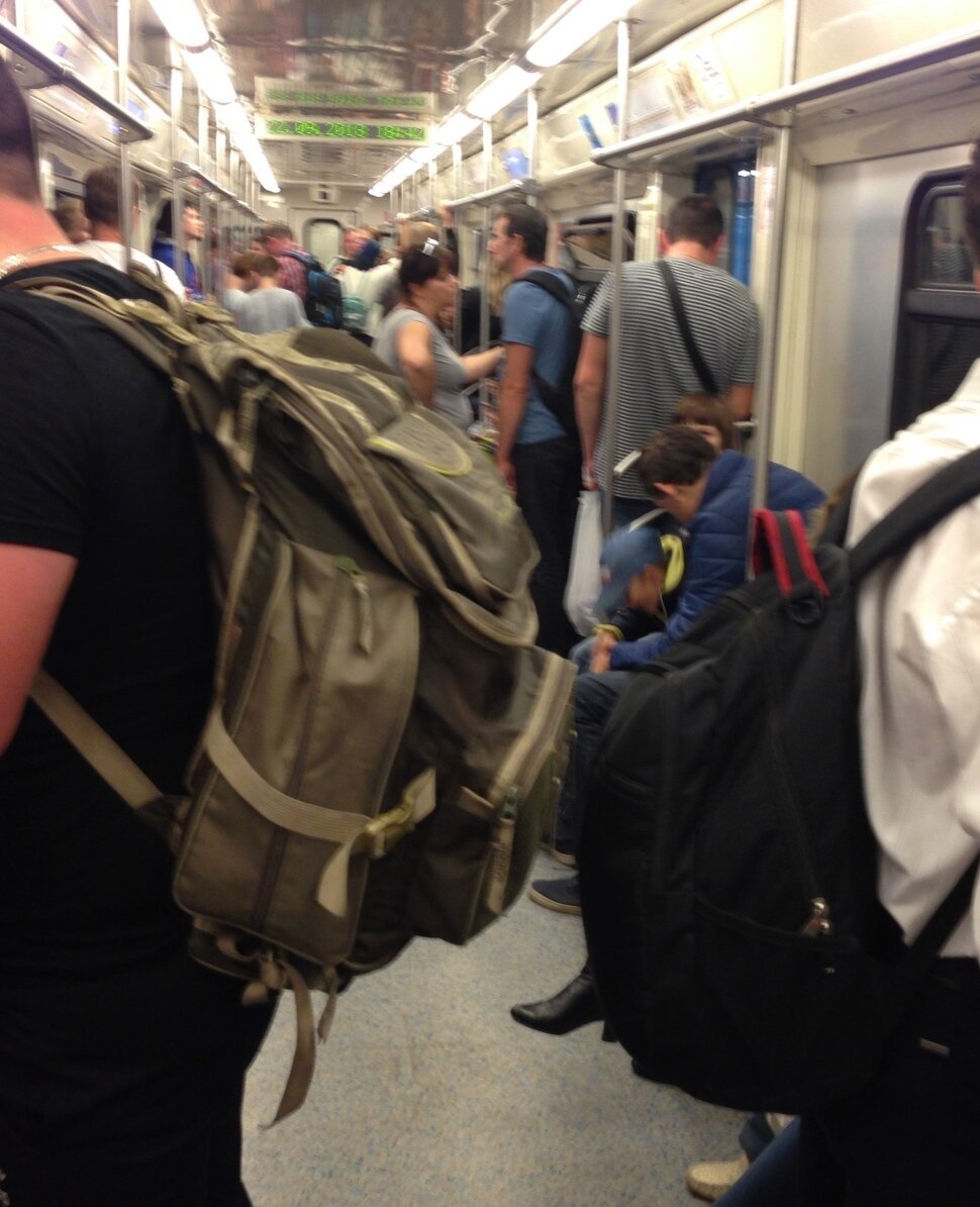 Случай в общественном транспорте. Парень с рюкзаком в автобусе. Люди с рюкзаками в метро. Люди с рюкзаками в транспорте. Рюкзак метро.
