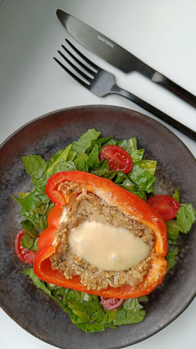 Фаршированный перец с киноа  на салатной "подушке" из романо и черри, заправленной оливковым маслом по рецепту из книги "Осознанная кулинария" Д. Савельевой и Д. Третьяковой