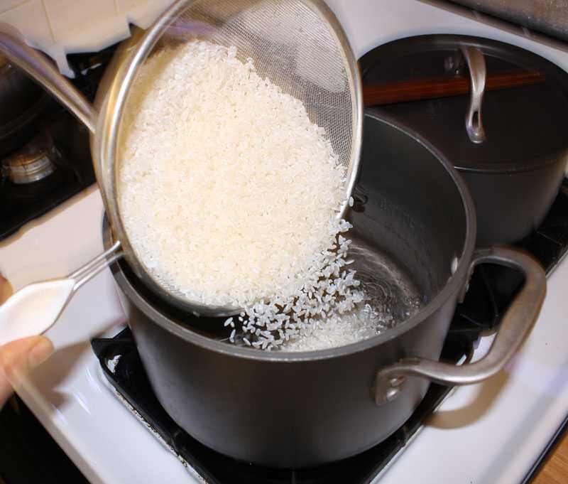 Заливать кипятком или холодной водой. Рис в кастрюле. Рисовая каша в кастрюле. Отварить рис. Рис на молоке.