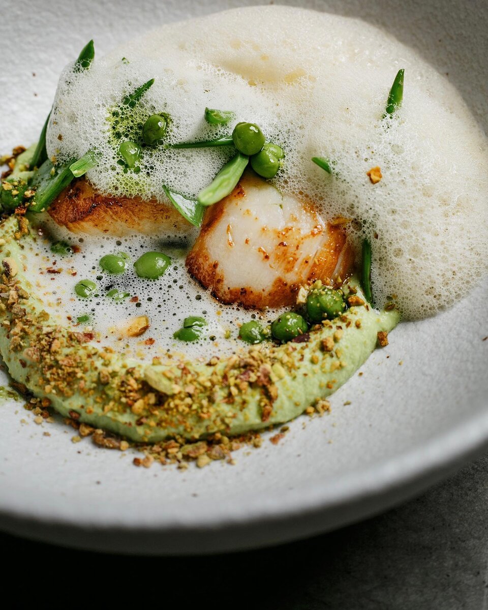 Гребешок, пюре из горошка, лемонграсс 