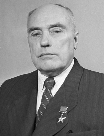 Сергей Яковлевич Жук (4 апреля 1892, Киев —1 марта 1957, Москва) — советский гидротехник, генерал-майор инженерно-технической службы (1943), Герой Социалистического Труда (1952), академик АН СССР (1953). Его прах был захоронен в Кремлёвской стене на Красной площади, а имя присвоено институту «Гидропроект» (1957)
