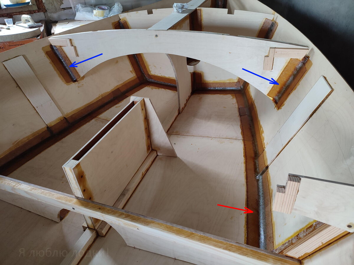 Синей стрелкой показаны соединения переборки E с бортами. Красной - соединение днища и борта 