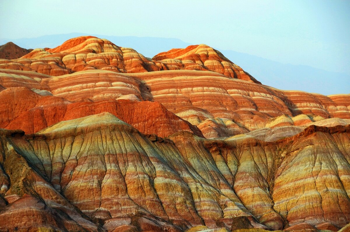 Цветные скалы Чжанъе Данксиа (или Чжанъе-Данксиа)  – это уникальное природное явление, расположенное в китайской провинции Ганьсу.