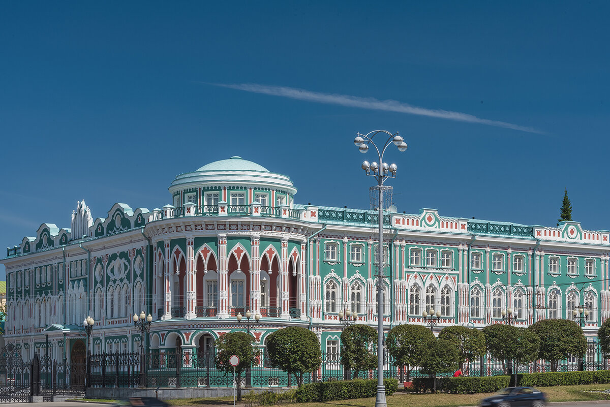 Линии также играют важную роль в архитектурной фотографии, помогая создать глубину и перспективу.