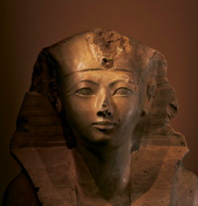 Женщина-фараон Хатшепсут всю жизнь «искала свой образ» – решала, в каком виде предстать перед народом и потомками. На фотографии она в головном уборе фараона, но легкие округлости и изящный подбородок говорят, что это женщина (ранний вариант). Фото: Кеннет Гаррет