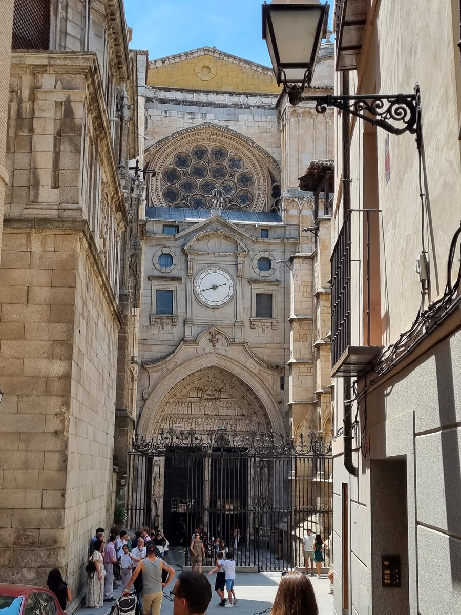 (Вход. Он же выход. Пуэрта-дель-Релох - Ворота часов)