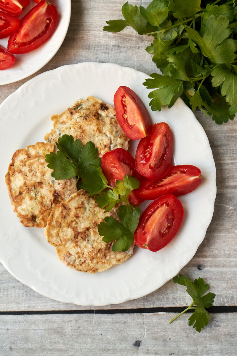 Кабачковые оладьи с курицей