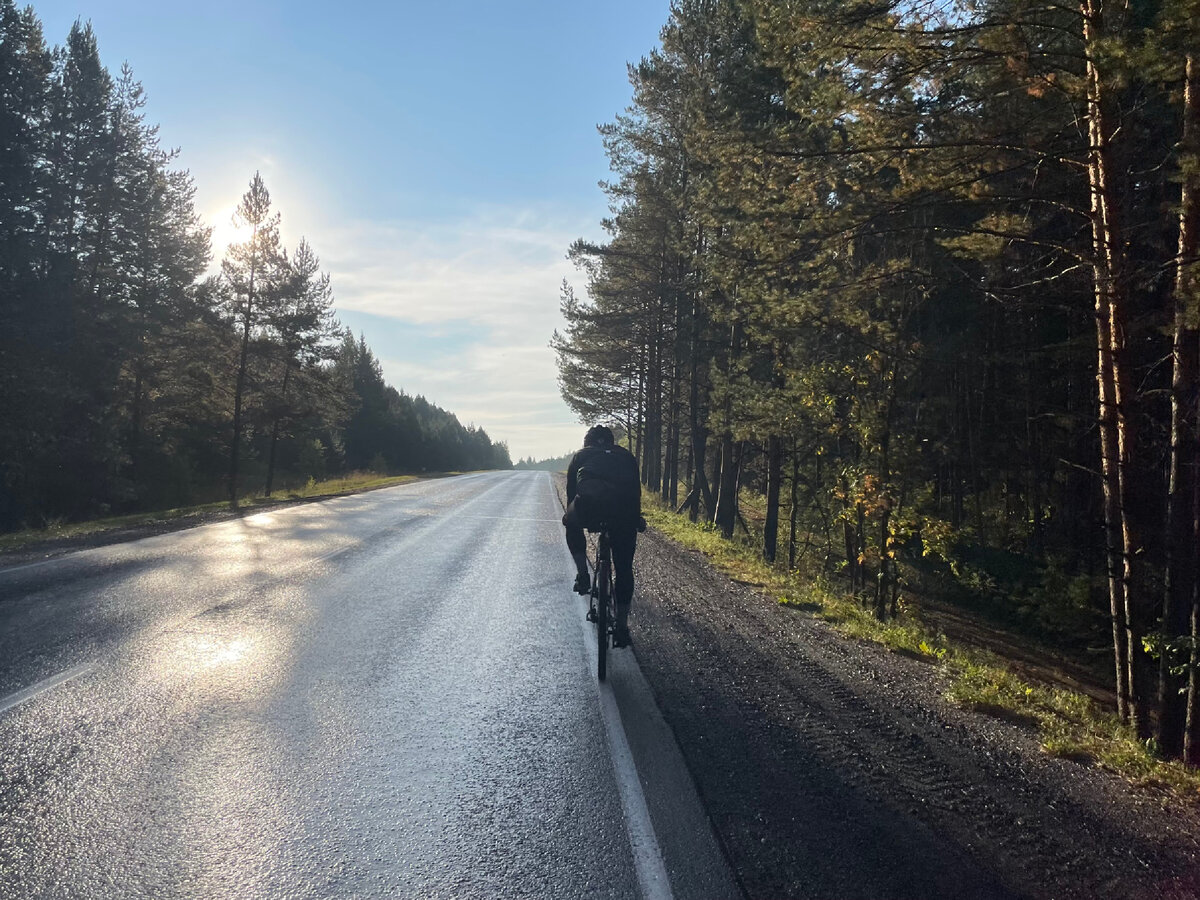 Первые 30 км дорога была сырая, но дождя уже не было.