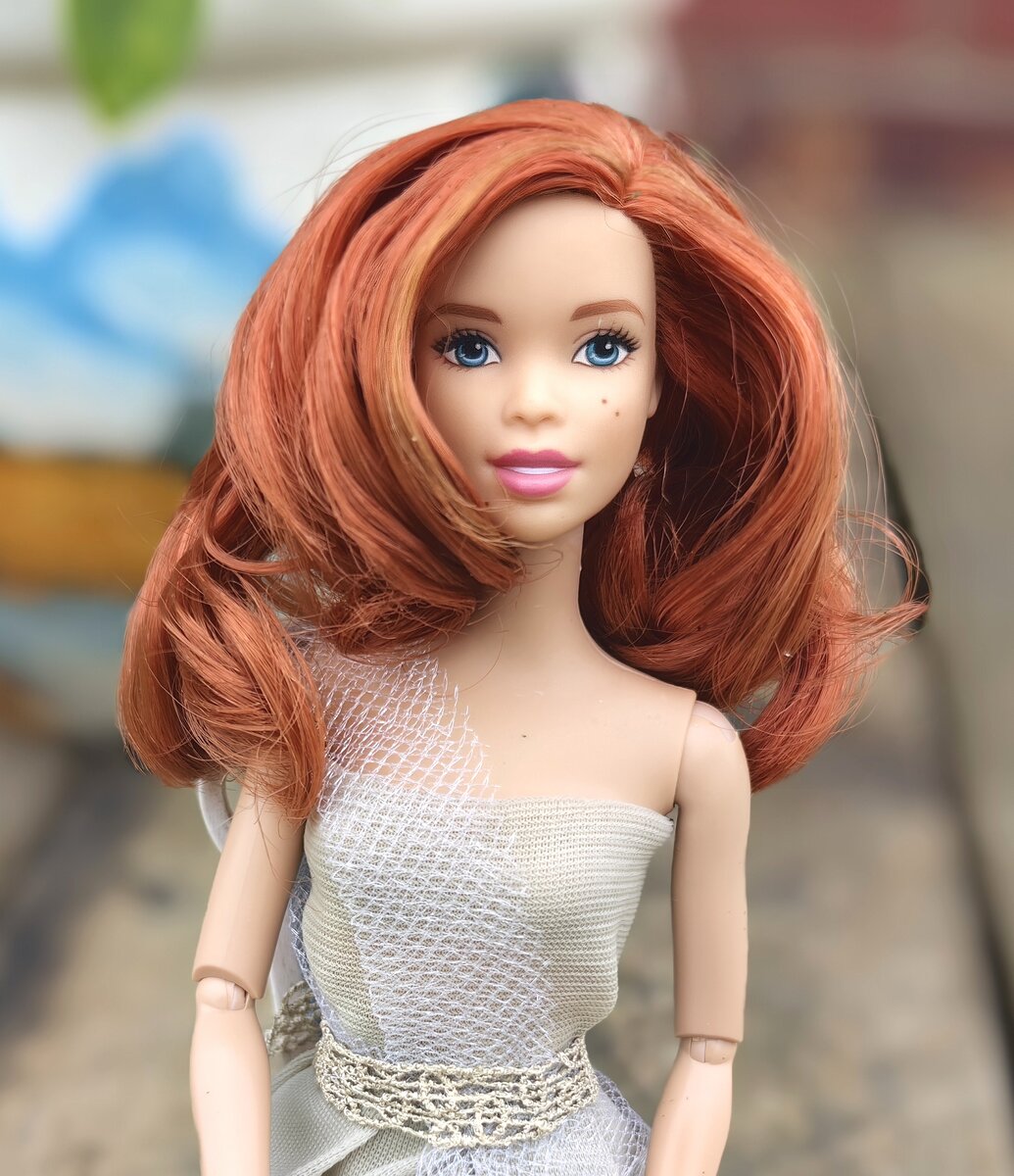 Пример прически для куклы Барби с использованием бигудей
