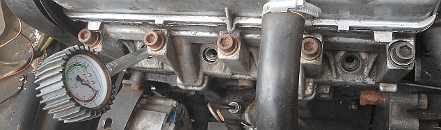 Измерение величины компрессии в цилиндрах двигателя при помощи манометра