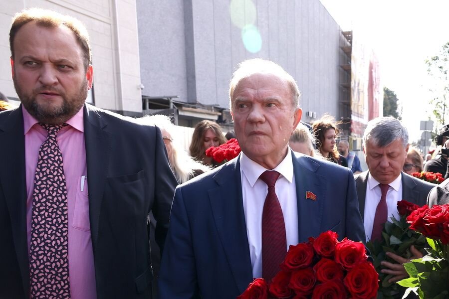    Председатель ЦК КПРФ Геннадий Зюганов на церемонии прощания с поэтом-песенником Николаем Добронравовым © Артем Геодакян/ТАСС