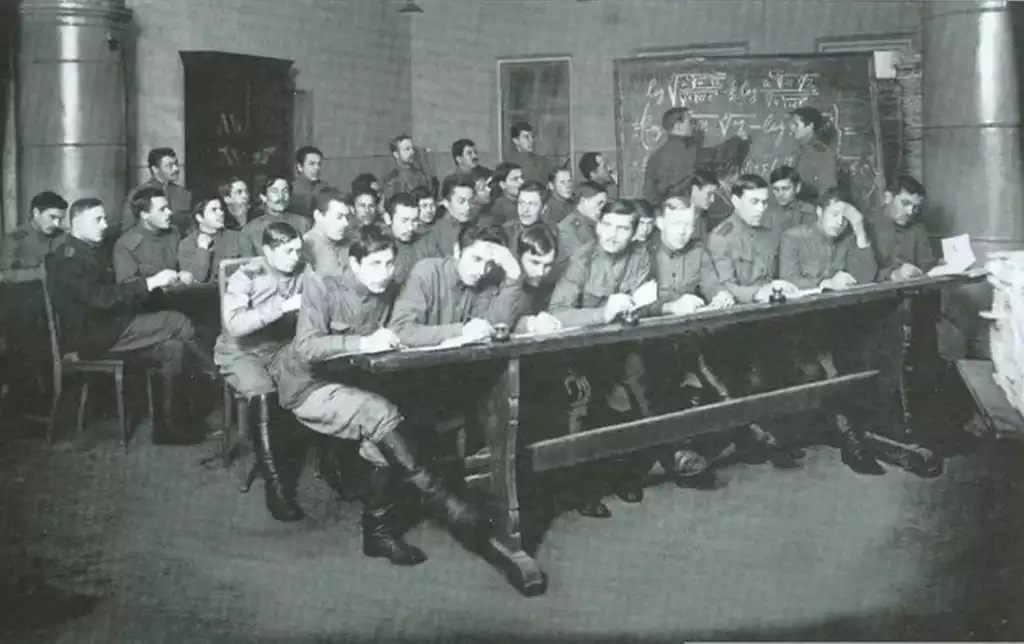 Школы после революции 1917 года. Школы после октябрьской революции. Школьная форма после 1917. Одесская мариинская гимназия 19 век. Школы после революции 1917.