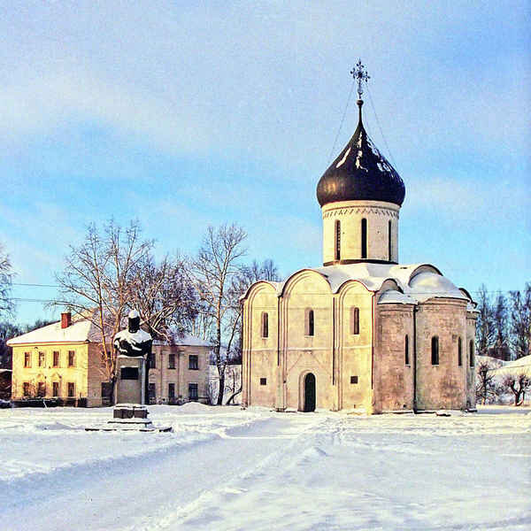В 2003 году чёрная глава собора была окрашена в зелёный цвет. Фото 2002 года. Автор: «Переславская неделя» / Ю. Н. Частов / Wikimedia Commons / CC-BY-SA 3.0, CC BY-SA 3.0, https://commons.wikimedia.org/w/index.php?curid=23369445