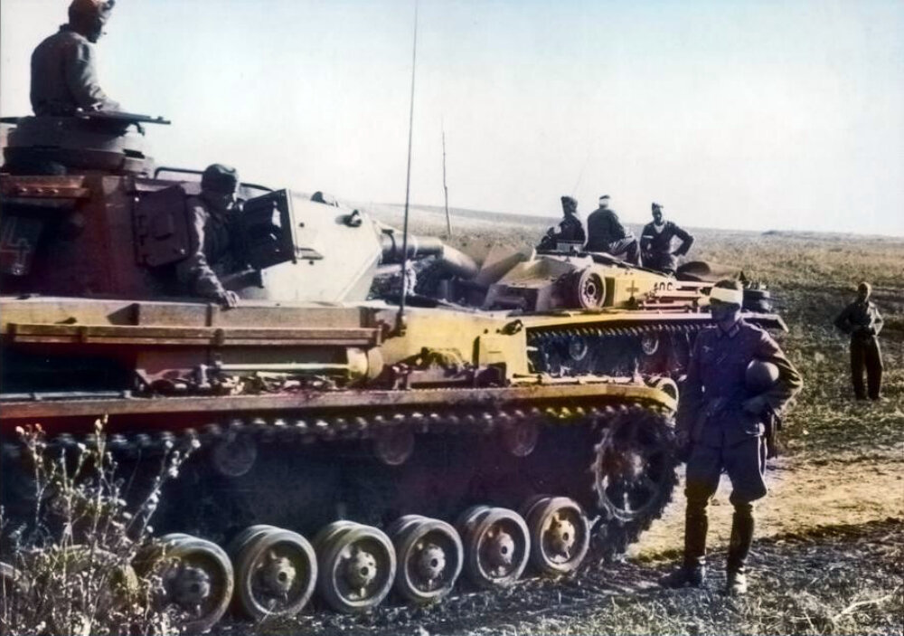 Венгерские танкисты на танке Pz. Kpfw. IV Ausf. F-1 и немецкое штурмовое орудие StuG III Ausf. F в районе Дона. 1942 г.