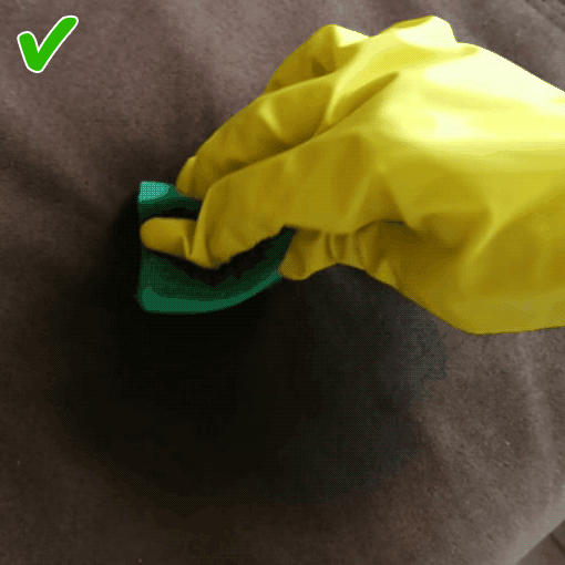 Чем дольше диван будет сохнуть, тем вероятнее, что на нем останутся разводы. Поэтому хорошенько промокните влажные места сухой тряпкой или бумажными салфетками, а затем просушите феном.