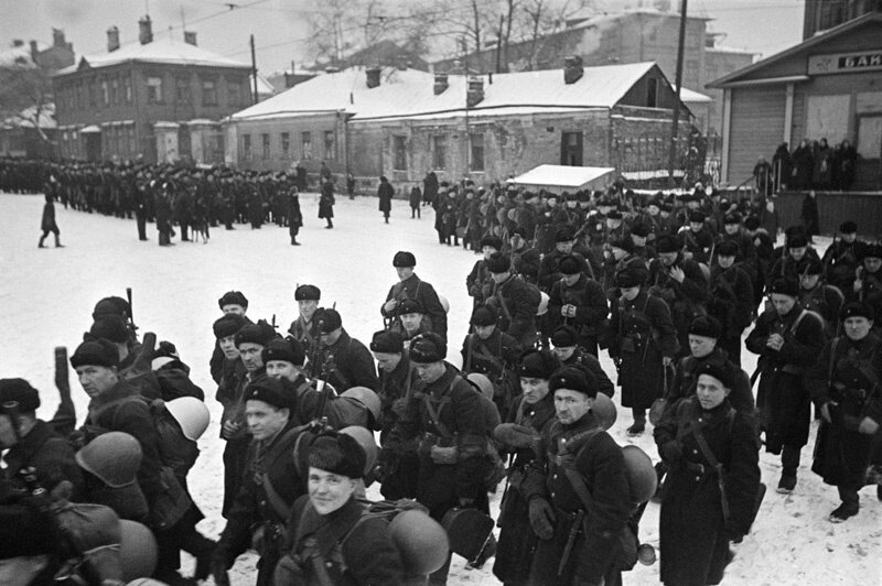 Резервы идут на фронт.  1942 год. Источник - https://russiainphoto.ru