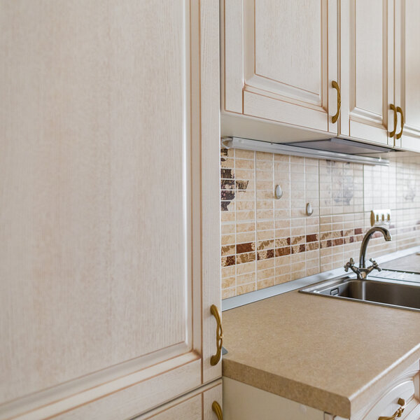 Столешница и плитка одного тона