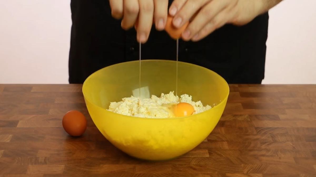 В творог добавляем яйца