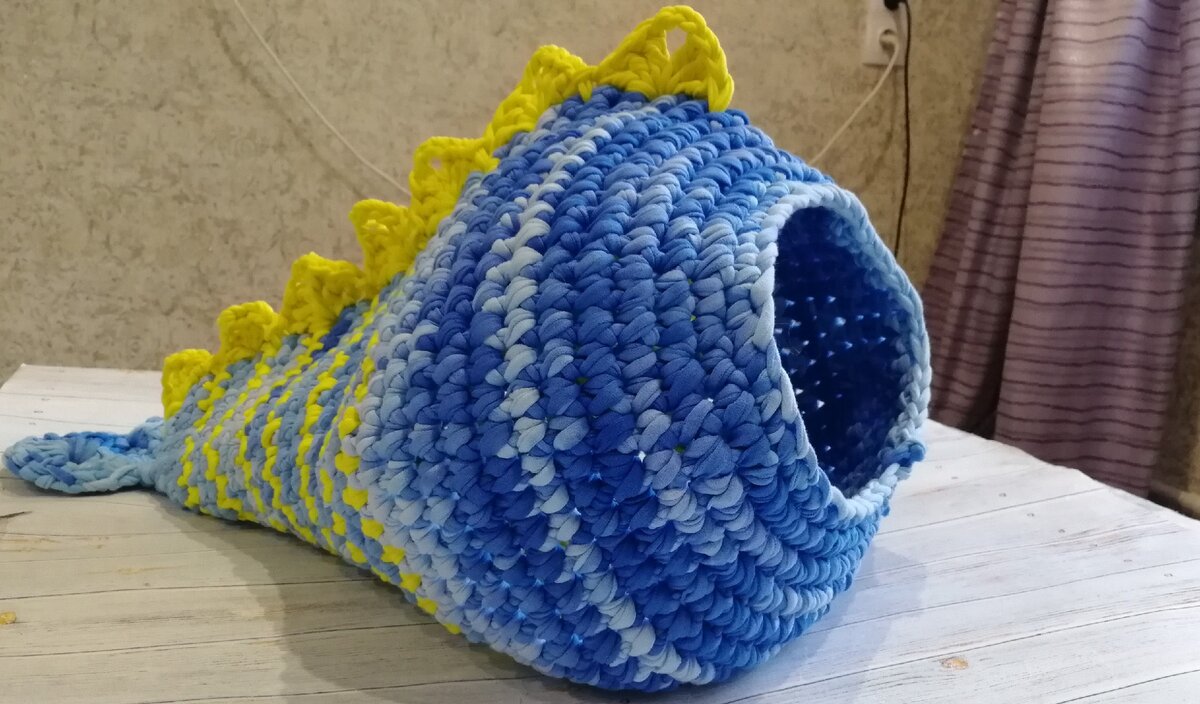 Домик для кота из трикотажной пряжи.