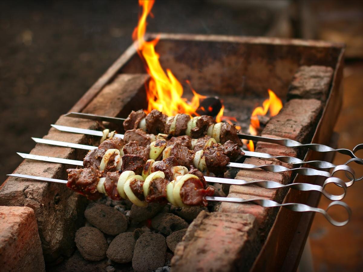 Во время жарки не забывайте поливать мясо водой чтобы оно не обгорело и не стало сухим!
