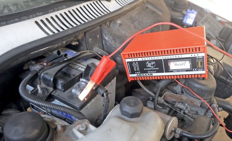 Если аккумулятор замерз, вытащите его из автомобиля и разморозьте