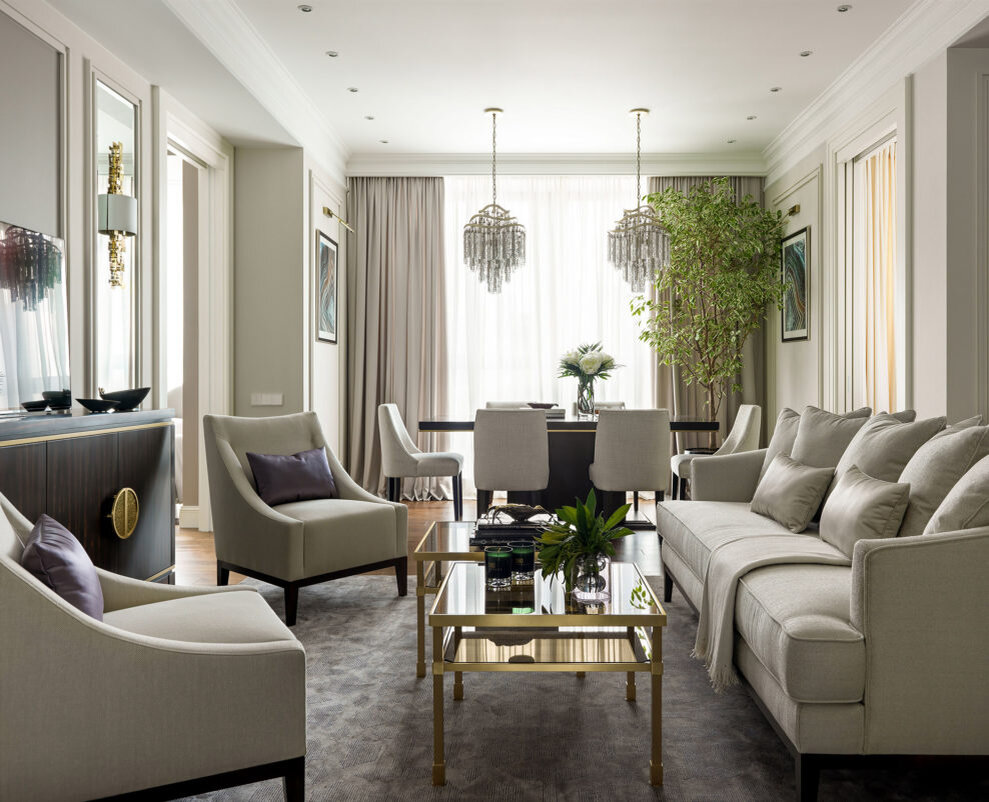 Гостиная. Комод и обеденный стол сделаны в компании ATTRIBUT по эскизам автора проекта, мягкая мебель и встроенные шкафы тоже изготовлены на заказ. Cтулья, Marie's Corner; подвесы над столом, Corbett; бра, Porta Romana; ковер, Jerome Botanic. Портьеры и декоративные подушки отшиты Victoria Vlasovа Interiors.